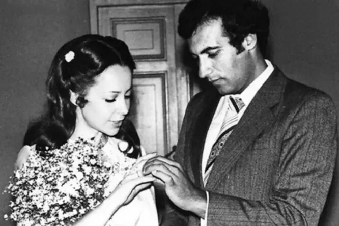 Елена так больше и не вышла замуж,  с сыном Игорь Крутой общается. От Николая у него двое внуков