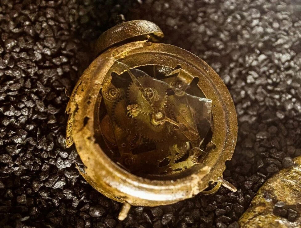 Один из самых интересных экспонатов музея Брестской крепости, обнаруженный в 1956 году во время раскопок Тернопольского укрепления. Это обычный будильник. Он погиб вместе со своим хозяином за несколько минут до 4 утра — во время самого первого артиллерийского обстрела. Его стрелки навечно зафиксировали миг Апокалипсиса 