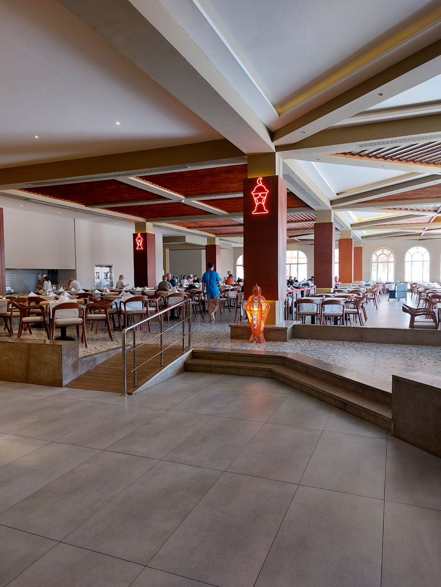 Основной ресторан - вид от входа