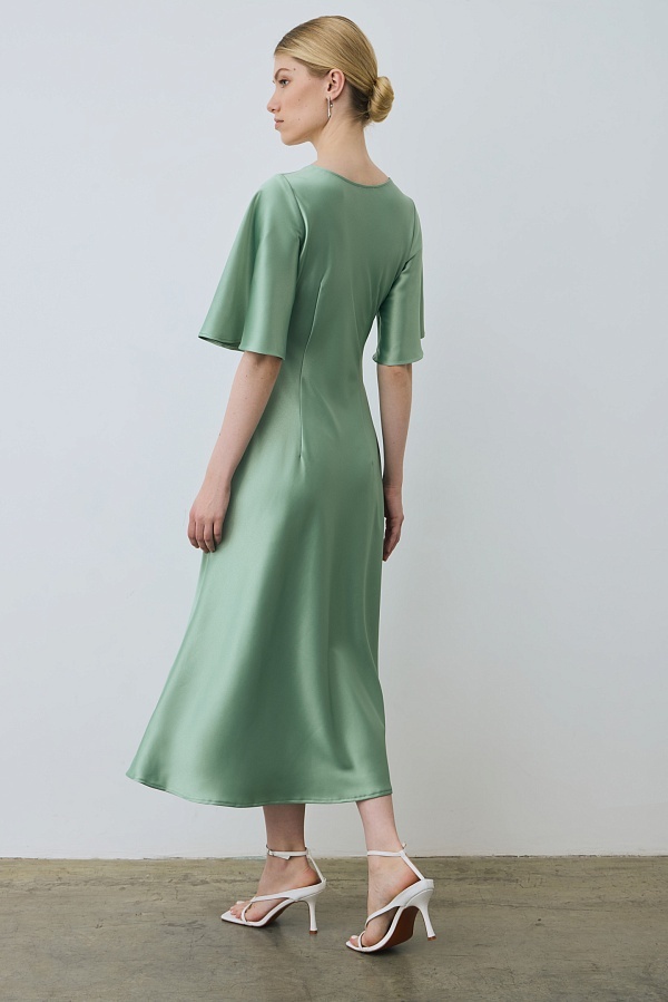 Сатиное платье будет красиво развиваться при движении.