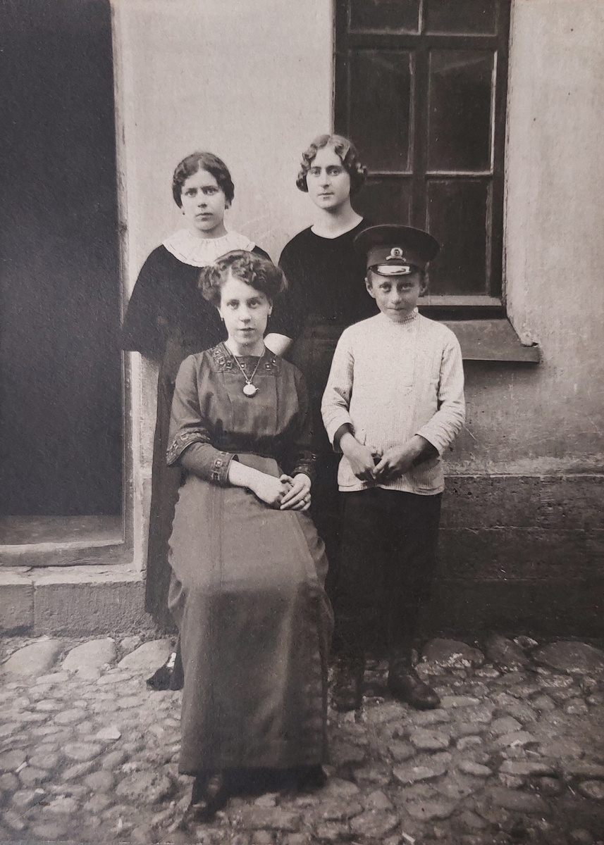 Снова добавляю эту фотографию, т.к. это единственное изображение Владимира Сидина. Здесь ему 14 лет.