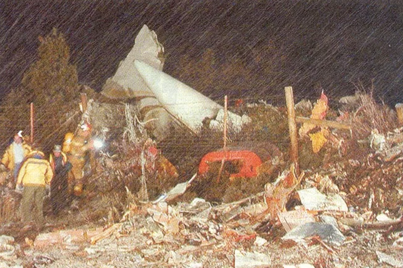 Обломки N303GA разбросаны недалеко от аэропорта округа Аспен-Питкин после крушения. (Архив Бюро по расследованию авиационных происшествий)
