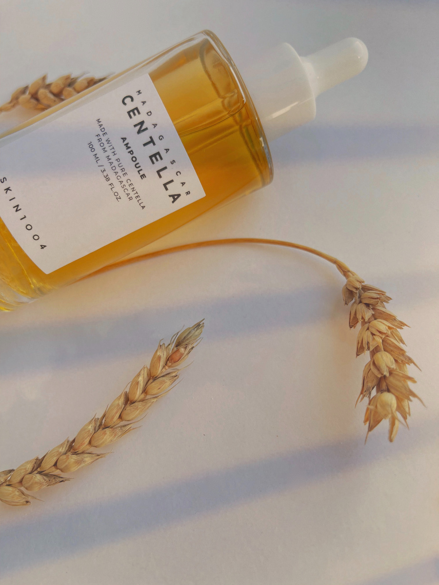 Сыворотка SKIN1004 Madagascar Centella Ampoule                                                             
Сыворотки для лица уже давно стали обязательным этапом ухода за кожей. Но действительно ли они работают или это просто модный тренд, придуманный маркетологами? Давайте разберёмся, что скрывается за красивыми бутылочками, какие компоненты действительно дают эффект и как выбрать сыворотку, которая подойдёт именно вам.