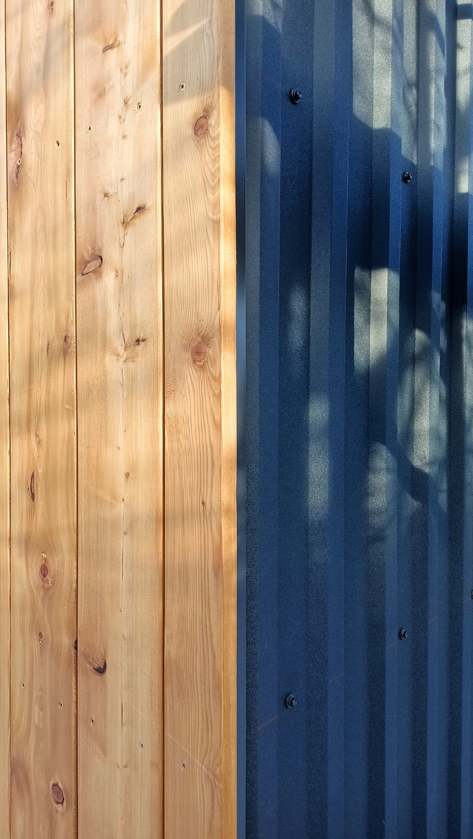 Популярное сочетание текстур дерева и металла цвета "графит"