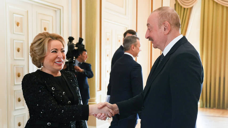 Беседуя с президентом Азербайджана Ильхамом Алиевым, председатель Совета федерации Валентина Матвиенко выразила соболезнование в связи с крушением самолета «Азербайджанских авиалиний» в воздушном пространстве России в декабре и пообещала, что делу будет дана объективная оценка.📷Фото: пресс-служба Совета федерации