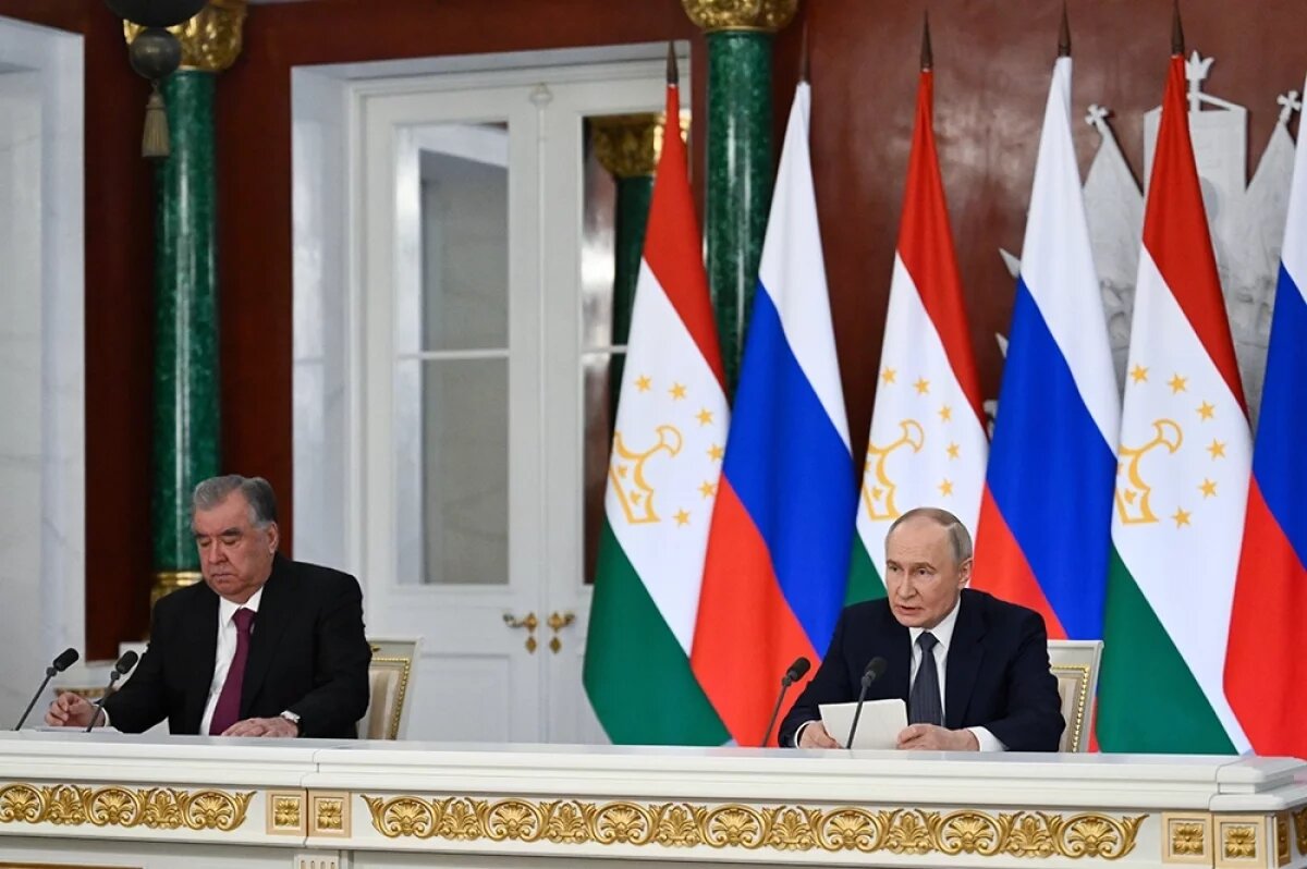    Владимир Путин и Эмомали Рахмон во время совместного заявления для прессы по итогам российско-таджикистанских переговоров.