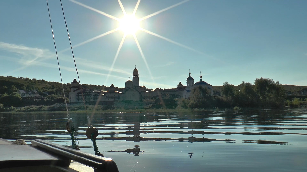Вид на монастырь с воды