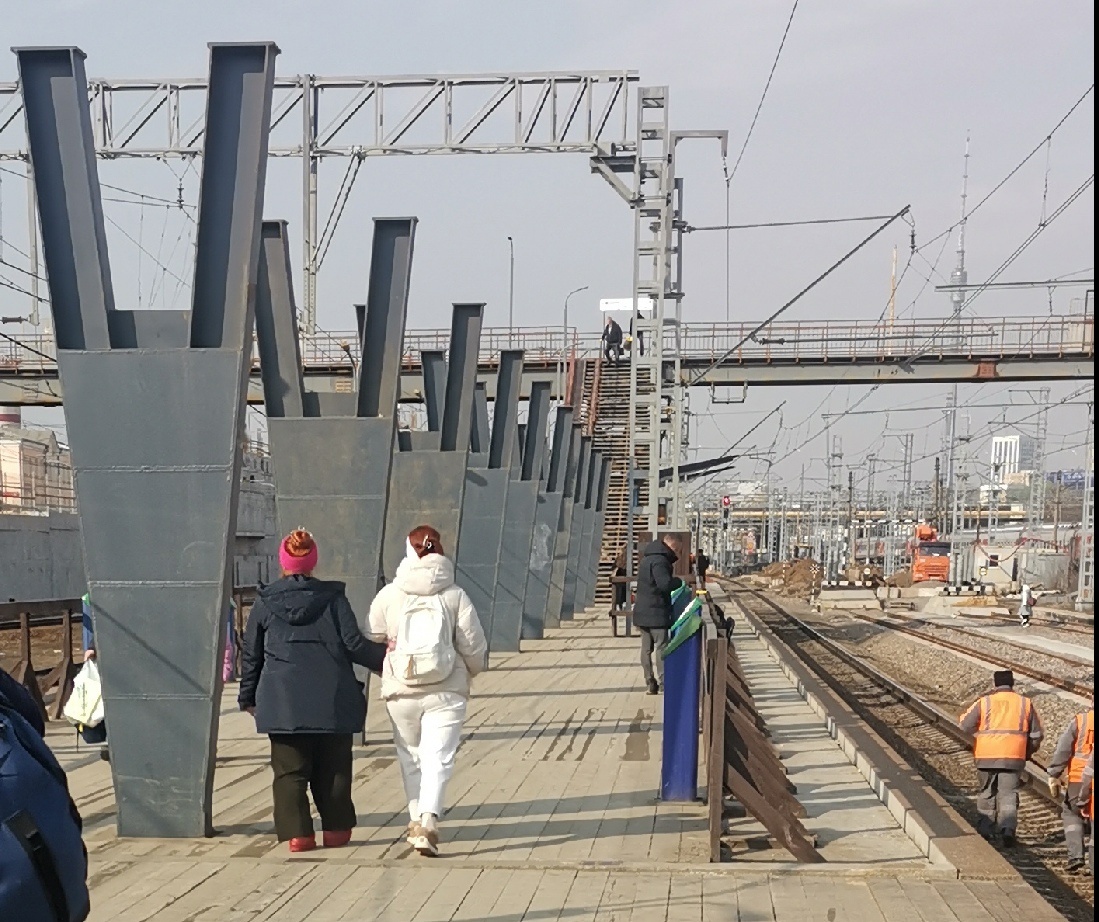 📷 1.1: На платформе продолжается монтаж опор будущего навеса.