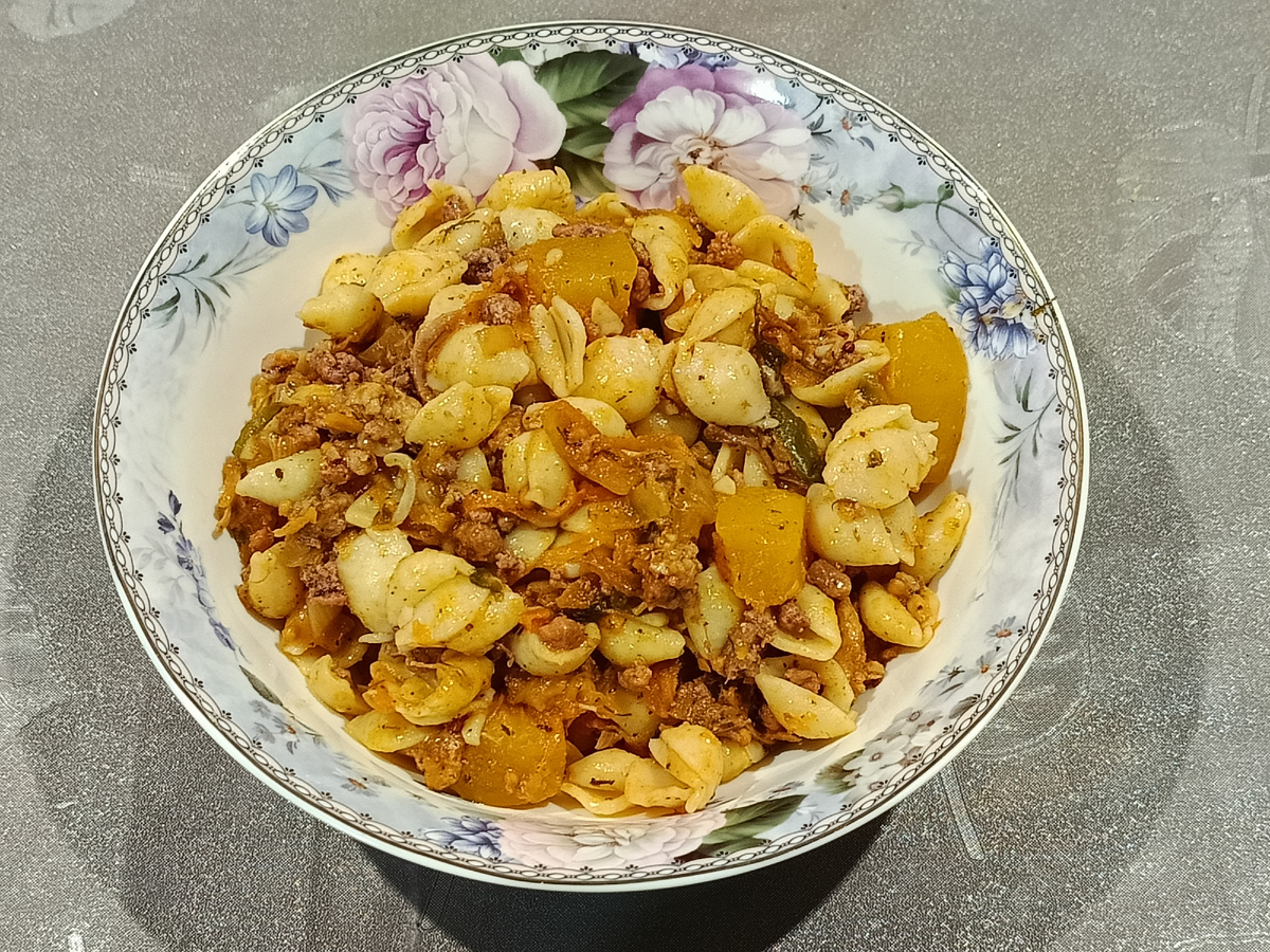 200 гр, ещё маслины, помидорка, своя кабачковая икра.