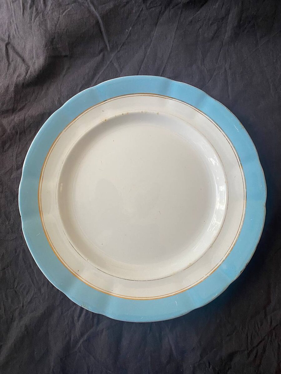 Вот она, та самая тарелочка...Только когда я ее получила, то поняла, что от радости не посмотрела размер. Наша была маленькая, десертная, а эта достаточно крупная, можно сказать – блюдо, а не тарелочка.