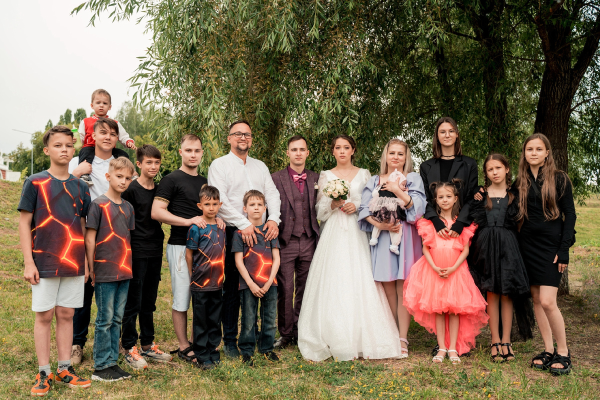 Свадьба старшего. Сын Ян и невестка Ульяна. (Предвосхищая стёб, якобы мы не в состоянии нарядно одеть детей, отчитываюсь - у невестки папы нет, мама работает нянечкой в детсаду; организация свадьбы на 99,98% была на нашей семье, точнее, на мне..и уж наши наряды были у меня на крайнем месте, ибо свадьба не для показухи, а именно для памяти молодожёнов. И это удалось на славу!🙌)