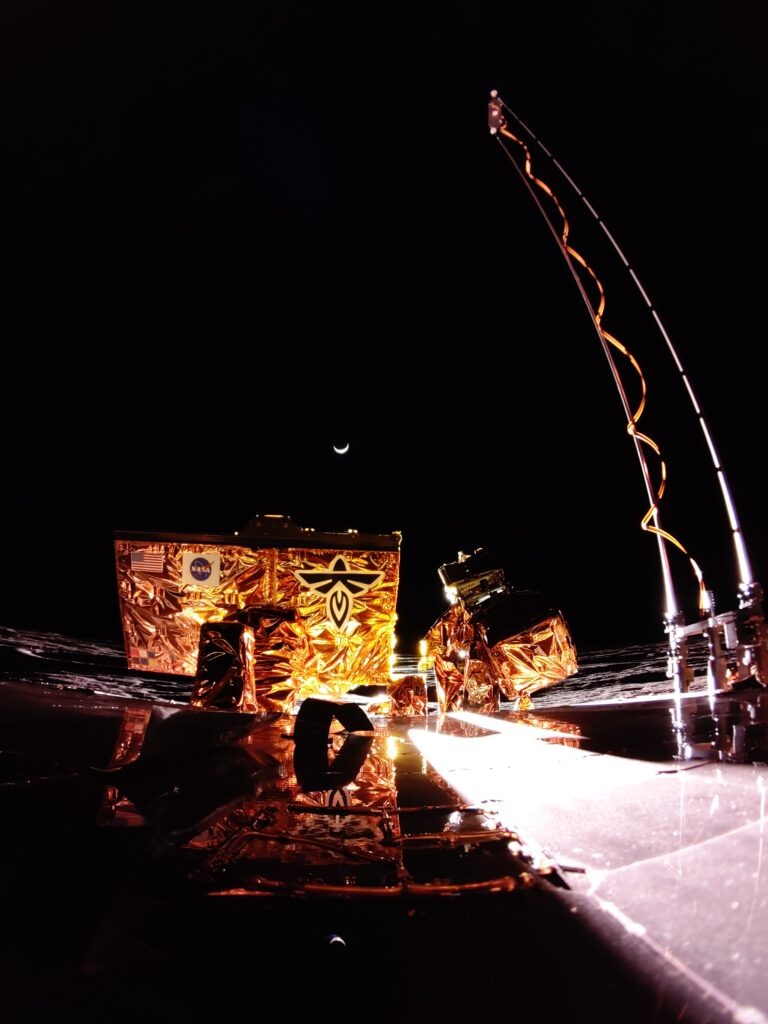 Аппарат Blue Ghost компании Firefly сделал снимок во время заката с Землей на горизонте