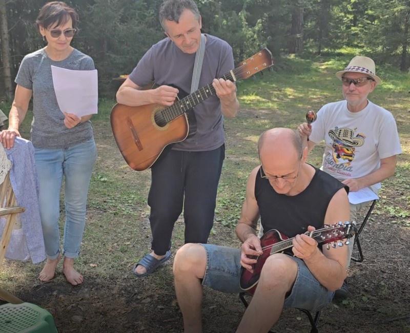 На пикнике перед отпуском в 2024-ом. Я с маракасом,