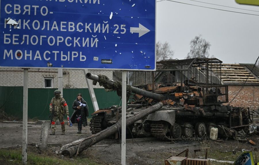    Сгоревшая колонна ВСУ в освобожденном российскими войсками селе Гончаровка в Курской области / Источник: © РИА Новости/Станислав Красильников