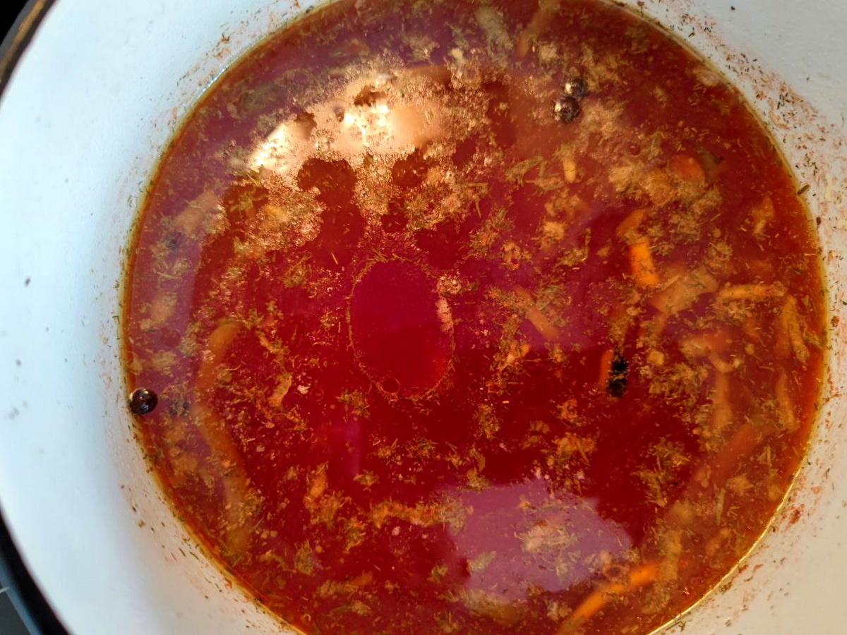 Мы гуляли по ярмарке и внезапно натолкнулись на киоск с супами. Попробовали грибной, и неожиданно зашло. Суп оказался дегидрированным, то есть все его компоненты были обезвожены. Несколько раз я пробовал такое в армии, как-то брал на севера на рыбалку, а тут решил взять упаковку домой. Попробовал и вправду, вкусно. Но давайте обо всем по порядку. Нам потребуется дополнительно мясо (можно тушенку) но у меня был говяжий хвост, морковь и луковица, коренья, соль, перец вода. Погнали готовить? 