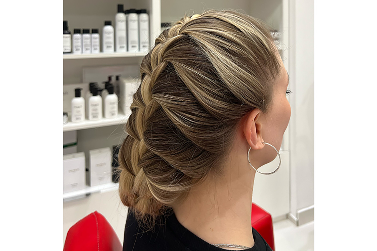 PR служба салонов красоты White Fox📷Колосок уникален тем, что его можно заплести практически на любую длину волос, за исключением сильно коротких прядей