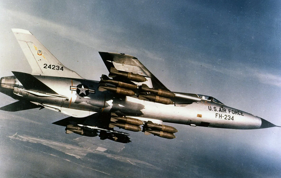 Несмотря на неоднозначную репутацию, Republic F-105 Thunderchief  ("Громовержец"), был одним из самых грозных ударных самолетов той эпохи. К примеру, он мог нести 16 единиц  750-фунтовых (340-кг) бомб и был основным тактическим носителем ЯО того времени. Фото ВВС США