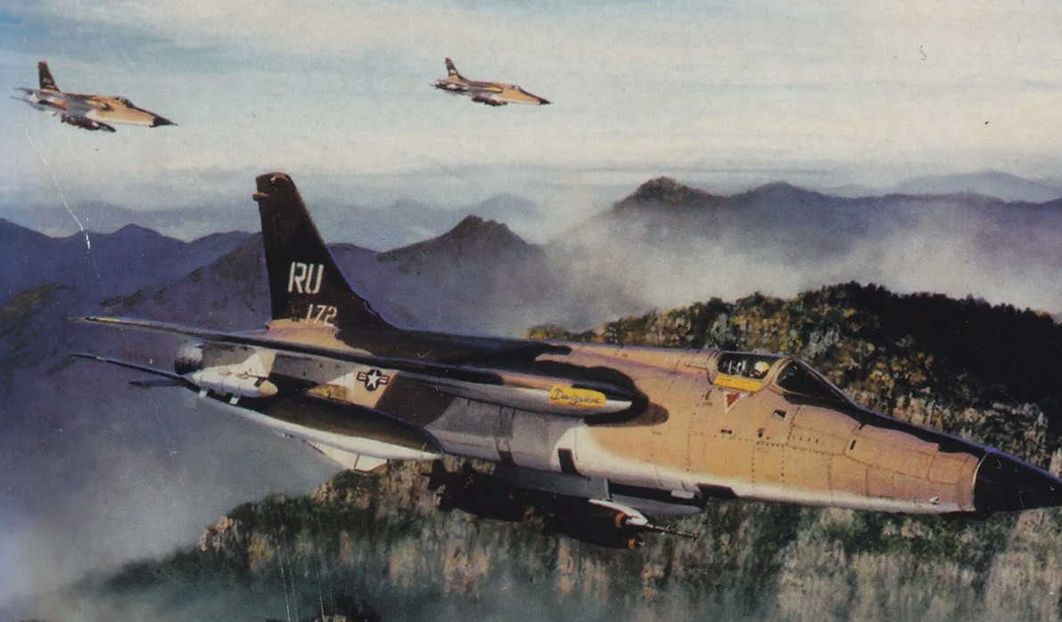 Известно несколько разновидностей Ф-105, и все они серьезно пострадали из-за огня вьетнамской ПВО. В концу войны их даже вывели из боев из-за серьезных потерь (более 340 машин). Кадры CNN