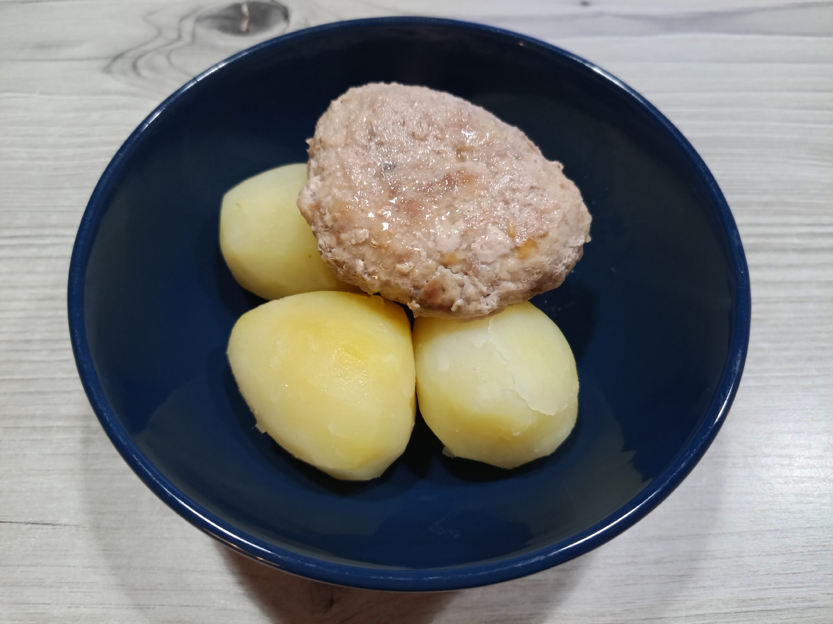 Моя порция. Еще огурчики соленые по пути купила