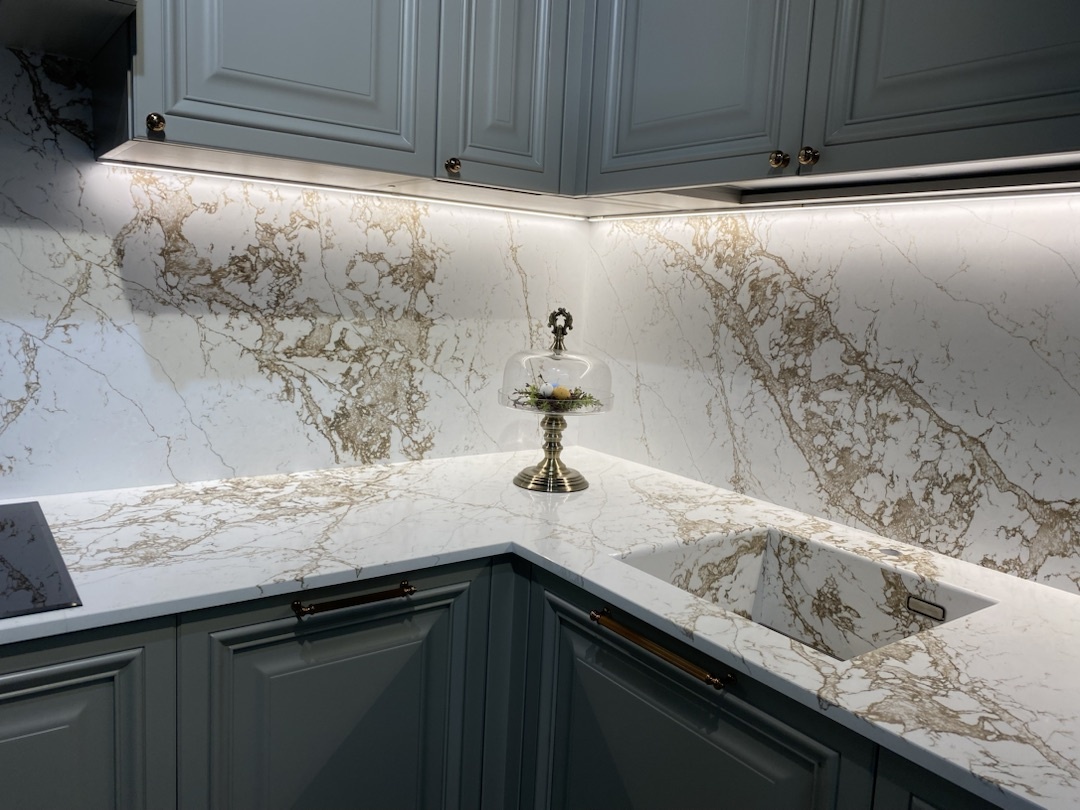 Мойки из искусственного камня: чем заводские отличаются от сделанных на заказ. В проекте на фото столешница и мойка выполнены из кварца Pantheon от Quantra Quartz