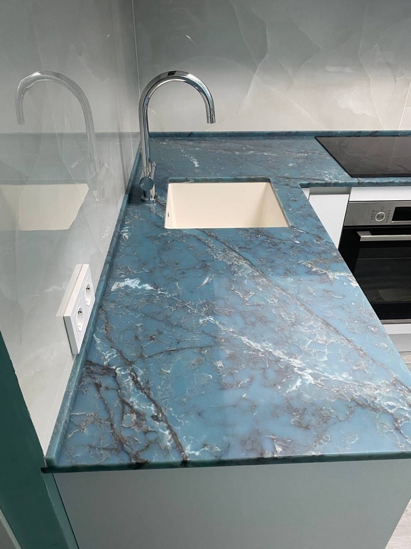 Каменная мойка в столешнице из кварцевого агломерата Fontainebleau от Quantra Quartz