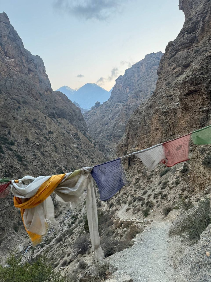 Чунгси находится в красивом ущелье. Сюда есть пеший маршрут и автомобильный. Идти на высоте 3500-4000 метров тяжело