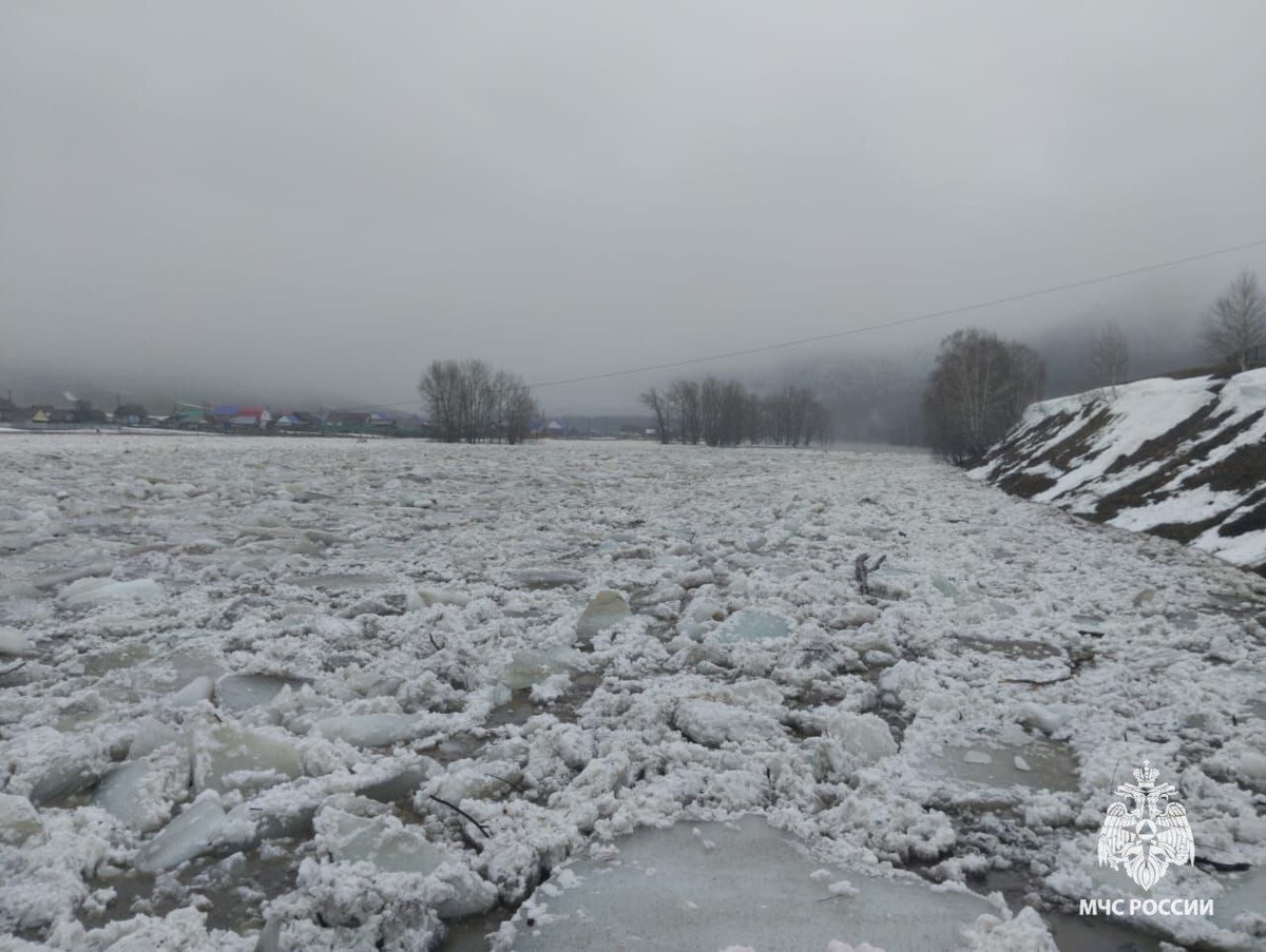    В реке Зилим уровень воды быстро поднялся из-за ледохода