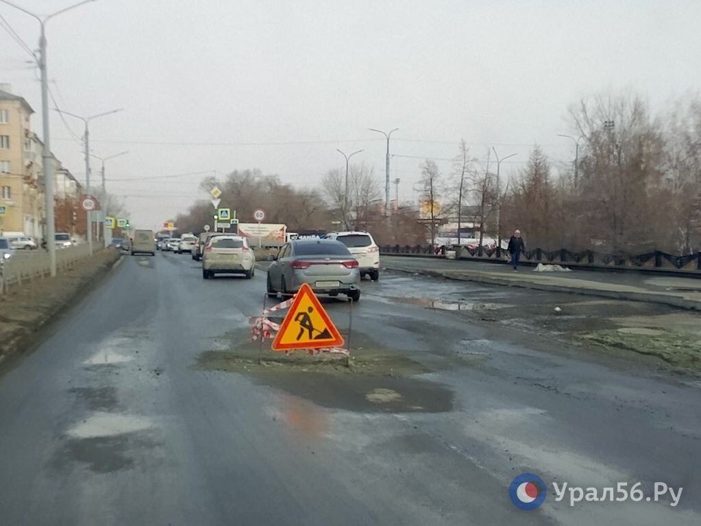    Провал на дороге в центре Орска засыпали щебнем. Когда его восстановят?
