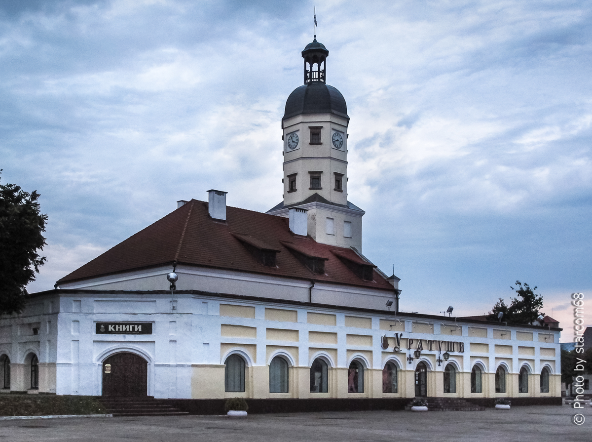 Летний вид с юго-востока на Несвижскую ратушу и торговые ряды. Известный магазин сувениров носит название "У ратуши", а книжный магазин просто - "Книги"