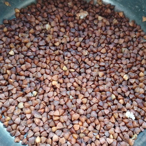 Гречву промываем и прокаливаем в сухой посуде (обязательное условие для Ват)