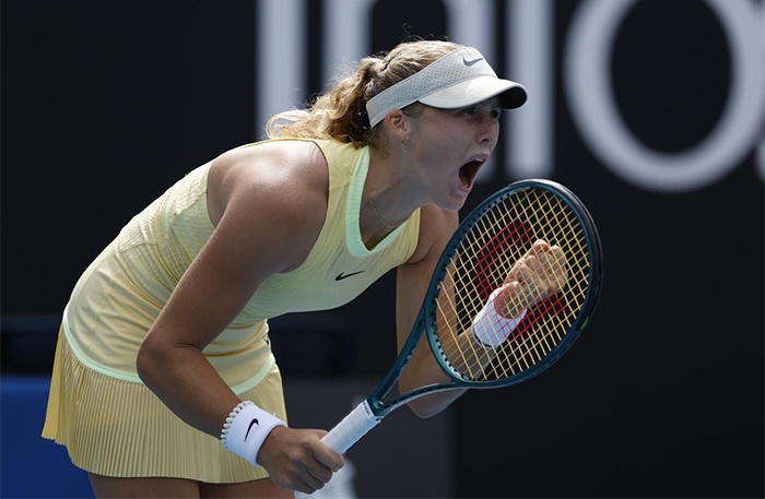     Мирра Андреева в матче третьего круга турнира Australian Open, январь 2024 год.    
 Фото: EPA/ТАСС