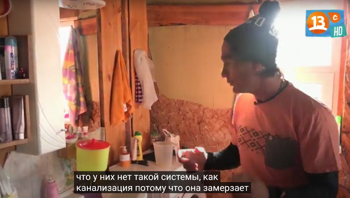Клаудио показывает, как русские умываются