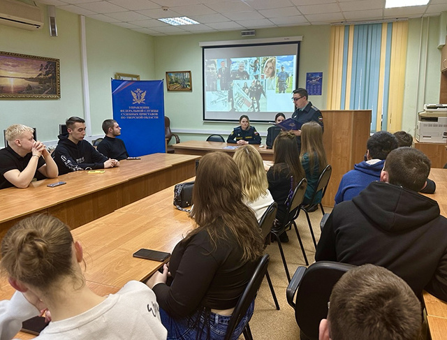 Я бы в приставы пошел. Для студентов прошел День открытых дверей