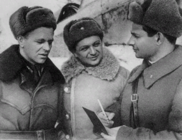 Е.С. Гехман (в центре) беседует на фронте с летчиками.