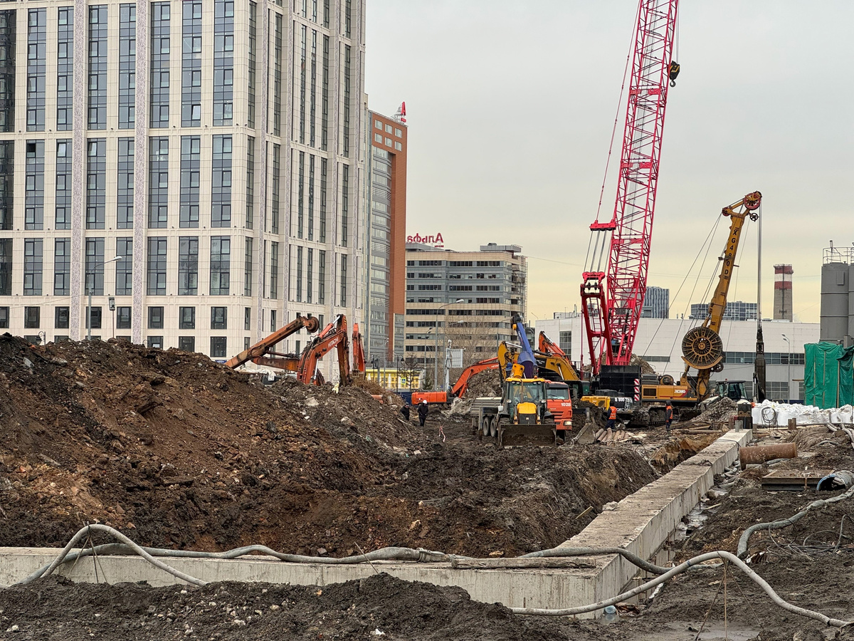 📷 1.1: Близится начало раскрытия котлована монтажной камеры в сторону «Кленового бульвара» — варятся расстрелы, готовы крепления первого пояса.