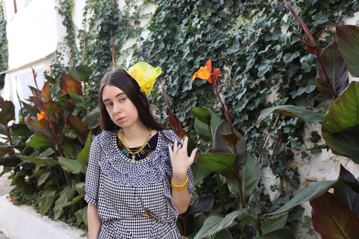 Ориби Каммпирр - Шляпка с лимонными перьями © Copyright: Ориби Каммпирр
