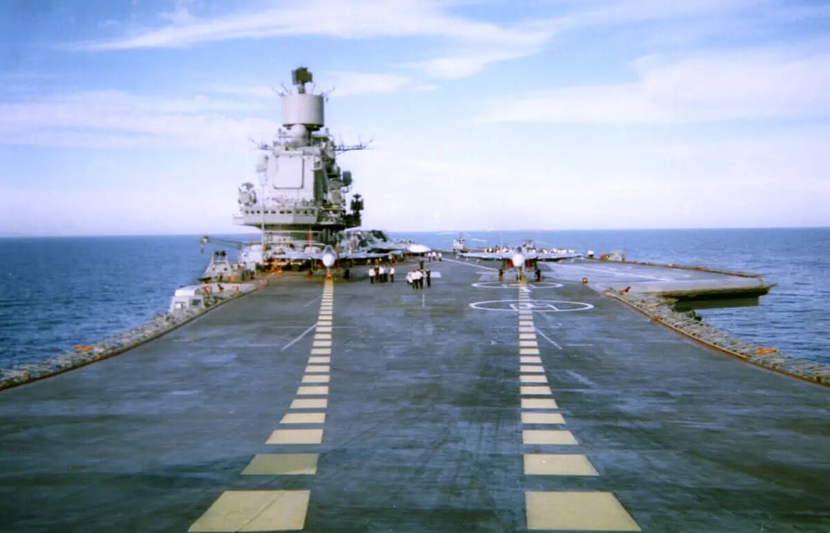 Полетная палуба авианосца проекта 1143.5 «Адмирал Кузнецов», фото 1990-х годов