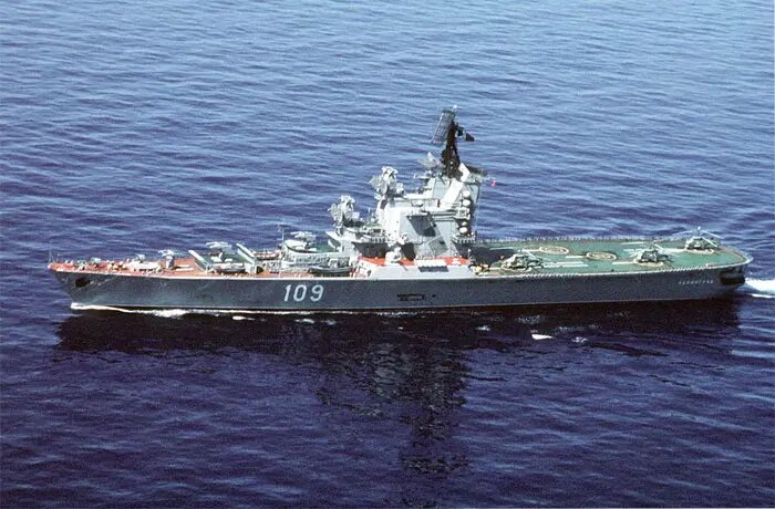 Советский крейсер проекта 1123 — вертолетоносец 1960-х годов, историческое фото.