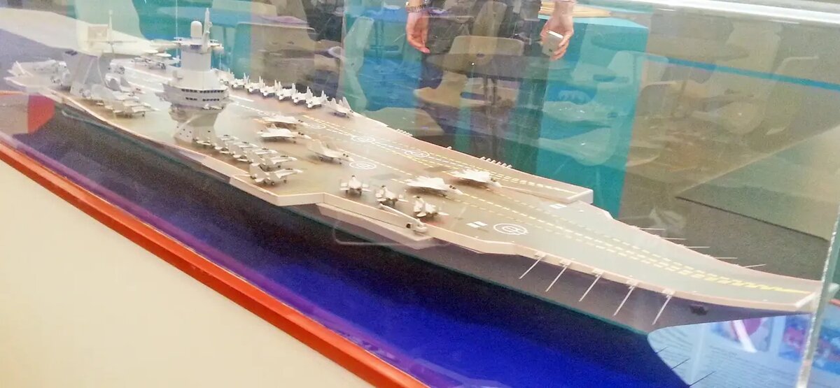 Красивый, но пока не реальный проект авианосца 23000 «Шторм» в виде выставочного макета, фото 2015 года