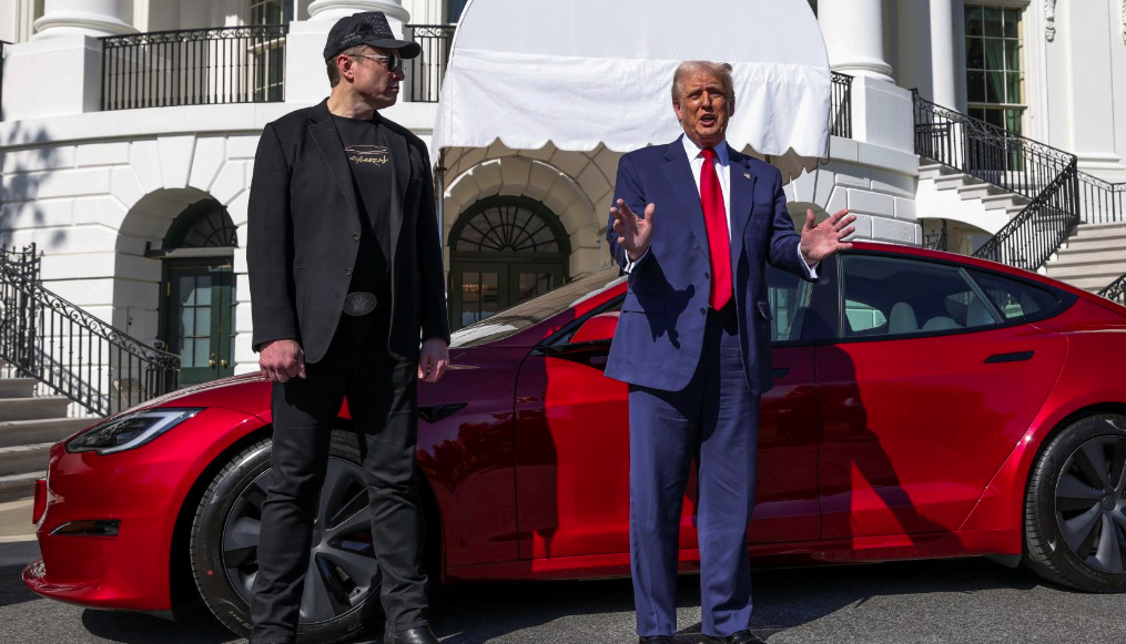 Президент США Дональд Трамп (р.) и генеральный директор Tesla Илон Маск с автомобилем Model S перед Белым домом © REUTERS