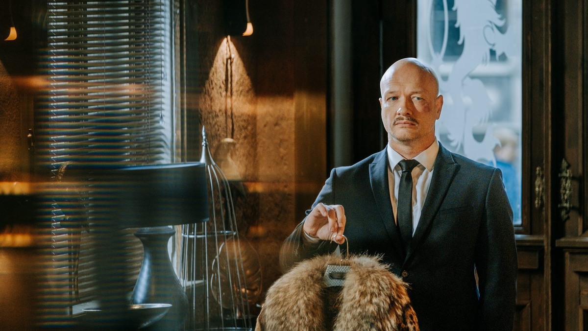 Кадр из сериала «Положение вещей», RWS 2025. Тот самый охранник манто.