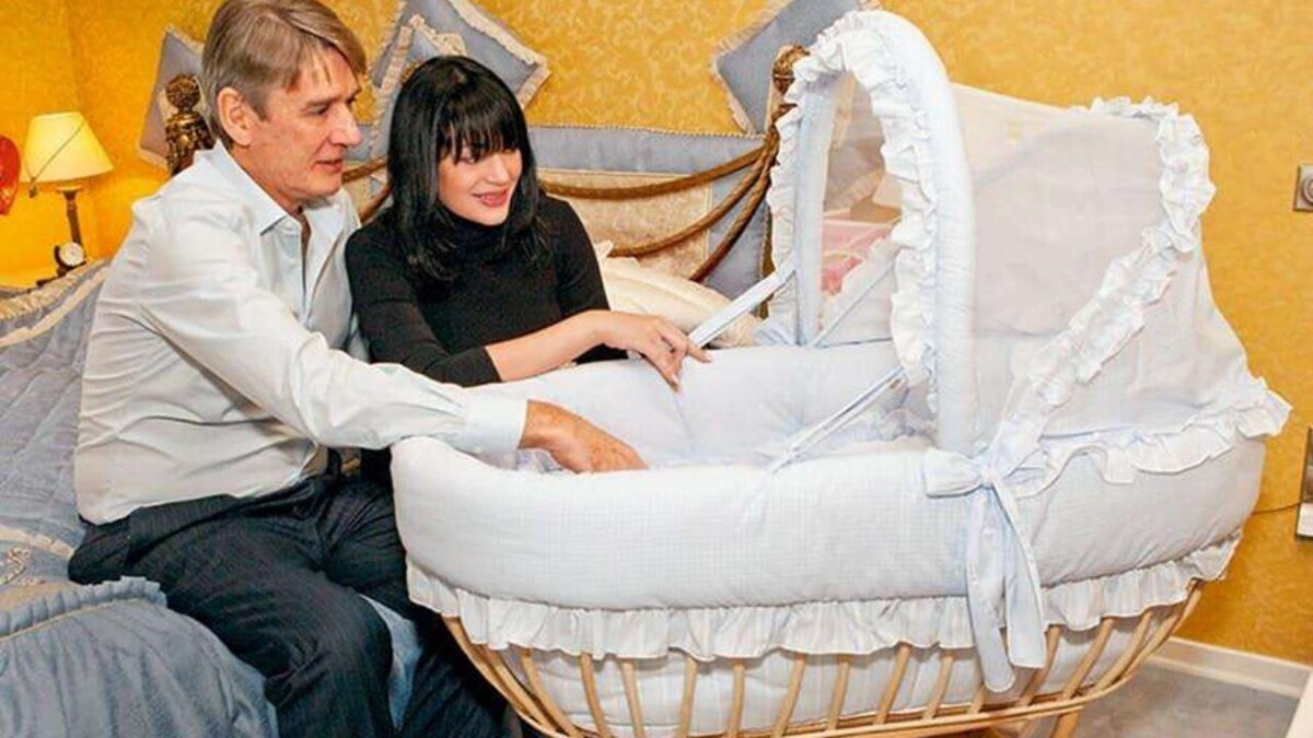 На фото Абдулов с последней женой - Юлия Мешина и единственная новорожденая дочка Евгения