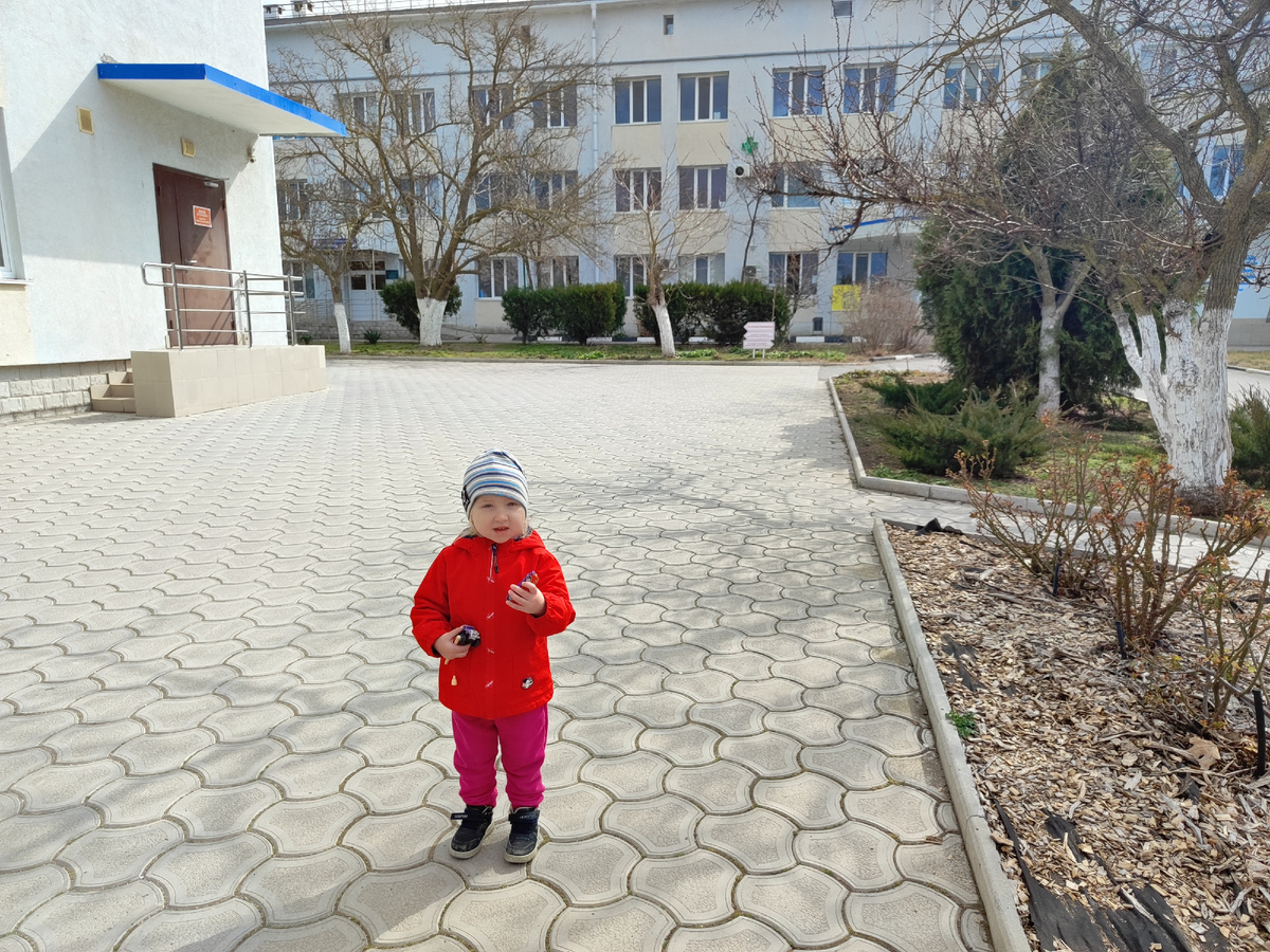 ходили с дочкой в поликлинику, вызывали дедушке врача.