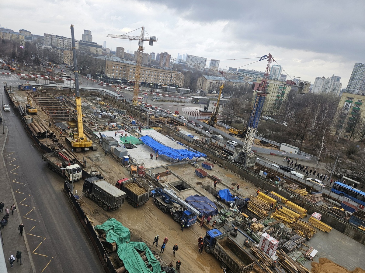 📷 1.1: Западный вестибюль. Ведётся монтаж опалубки для последующей заливки верхнего перекрытия подуличного перехода к выходу в город на площадь Хо Ши Мина. В котловане противоположного выхода в город (к д. 24с1 по ул. Дмитрия Ульянова) ведётся устройство основания.