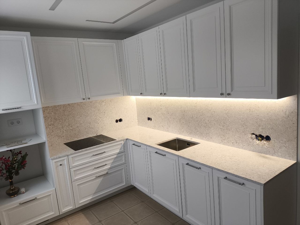 Как выбрать цвет фартука, чтобы не получилось скучно или агрессивно. На фото - фартук и столешница из одного декора - кварцевого агломерата Arctic Breeze от Quantra Quartz