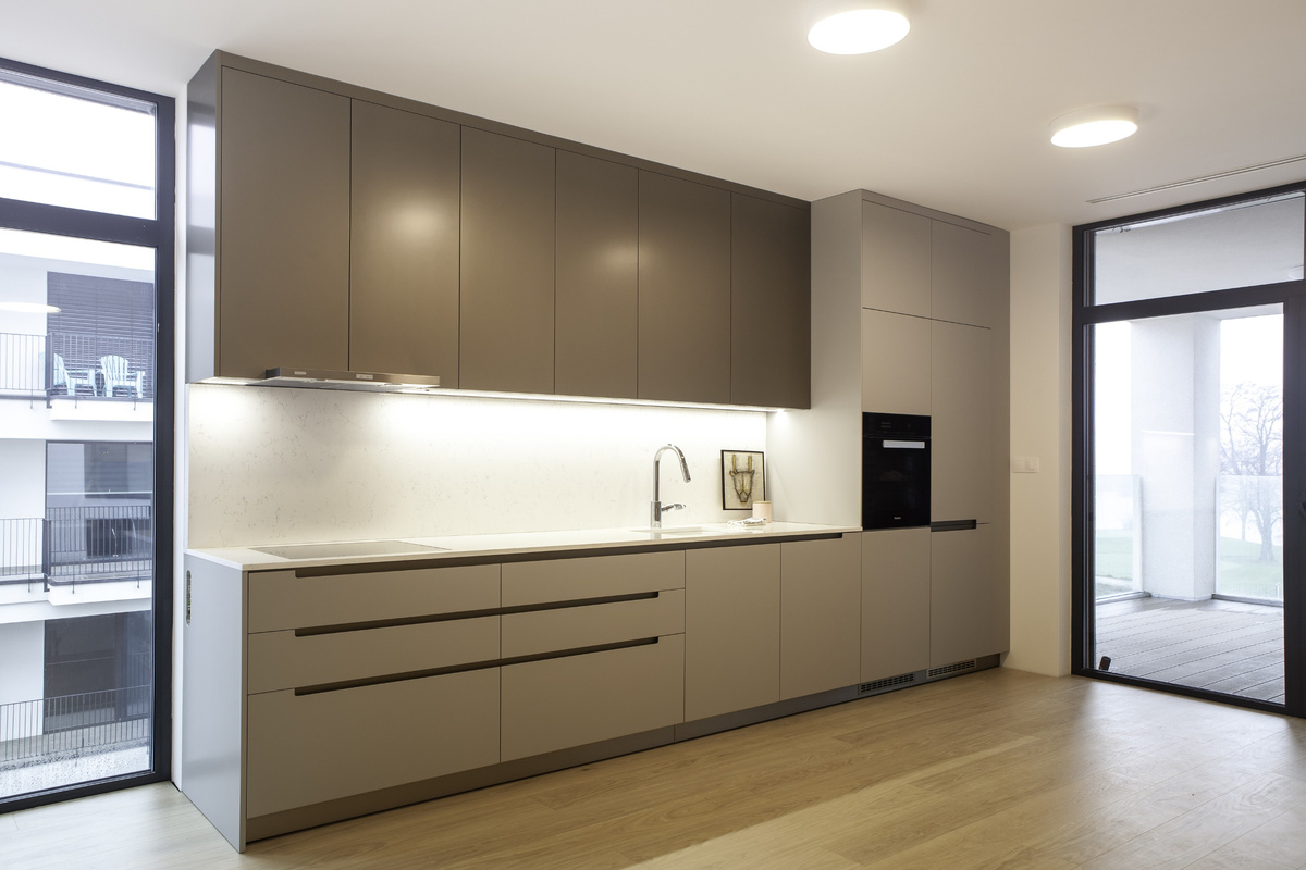 Фартук в цвет гарнитура. Изделия выполнены из кварца Noble Areti Bianco от TechniStone