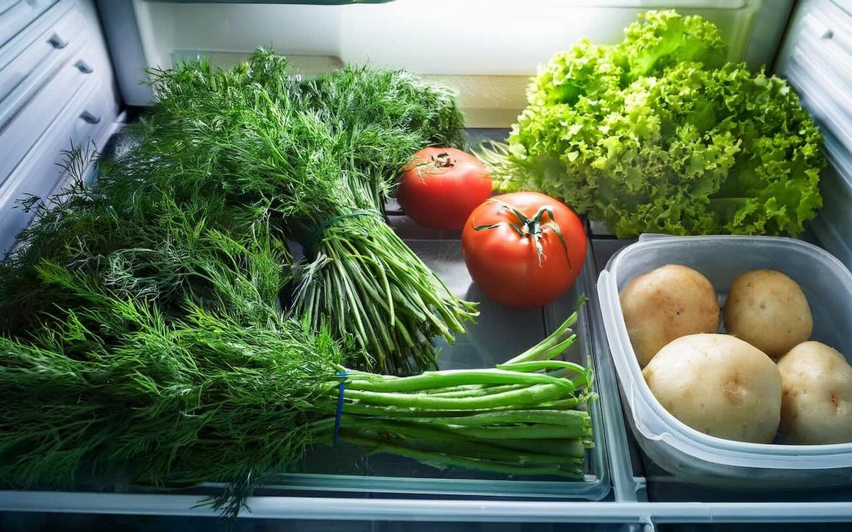 Укроп сохранится свежим в холодильнике надолго: способ с использованием влажного полотенца / Фото: Pogovorim.by
