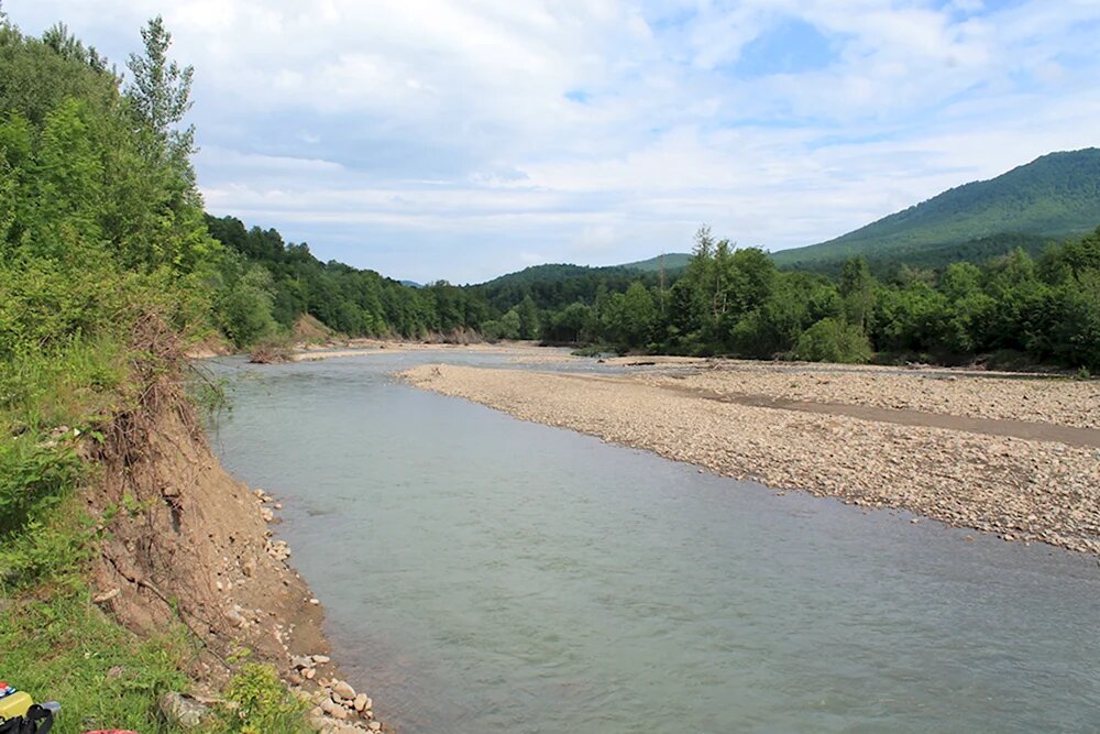 Вот по таким островкам, косам и перекатам, каждый день, на неутомимом "газоне"...