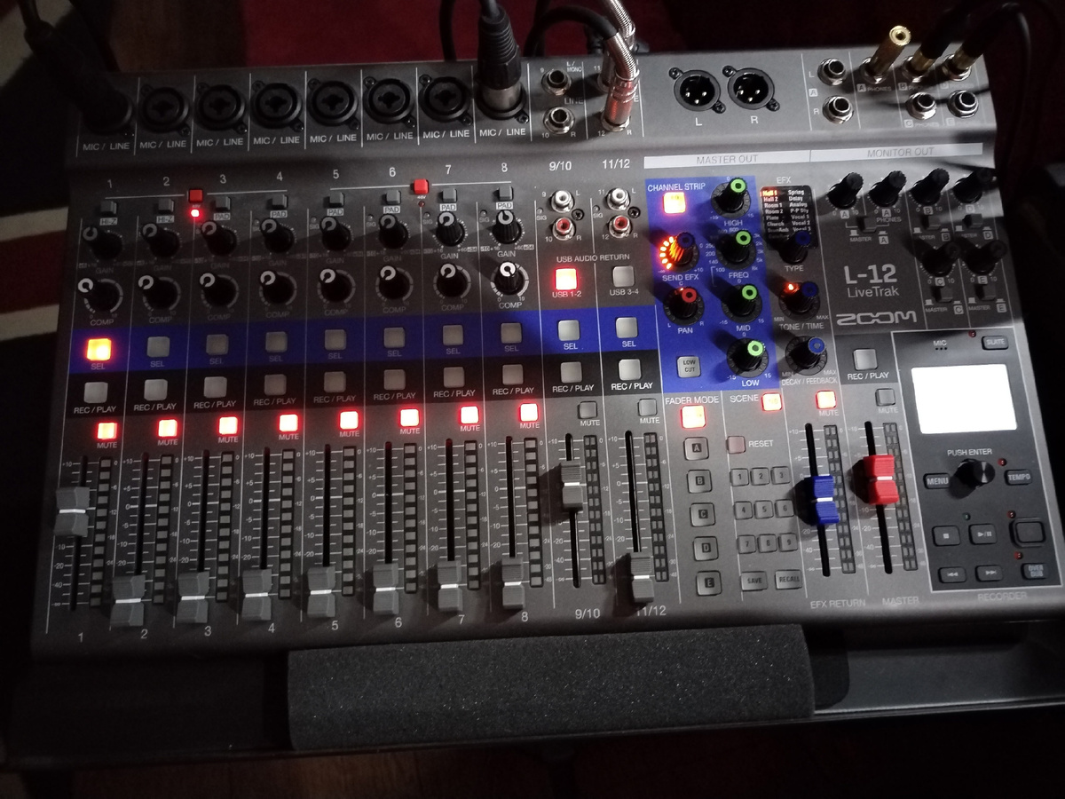 Микшерный пульт ZOOM LiveTrack L-12