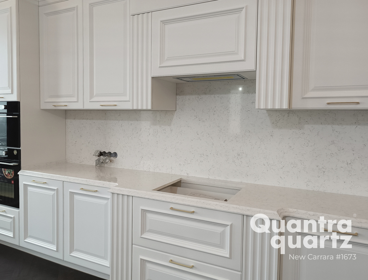 Белые кухни: не такие однозначные, как может показаться. В проекте использован кварцевый камень New Carrara от Quantra Quartz